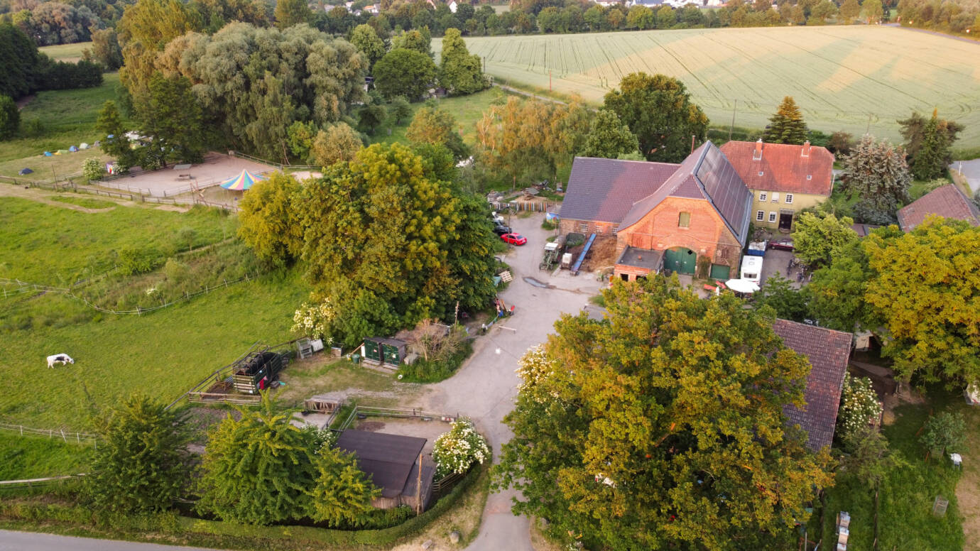 Luftaufnahme eines Bauernhofs mit Feldern und Bäumen