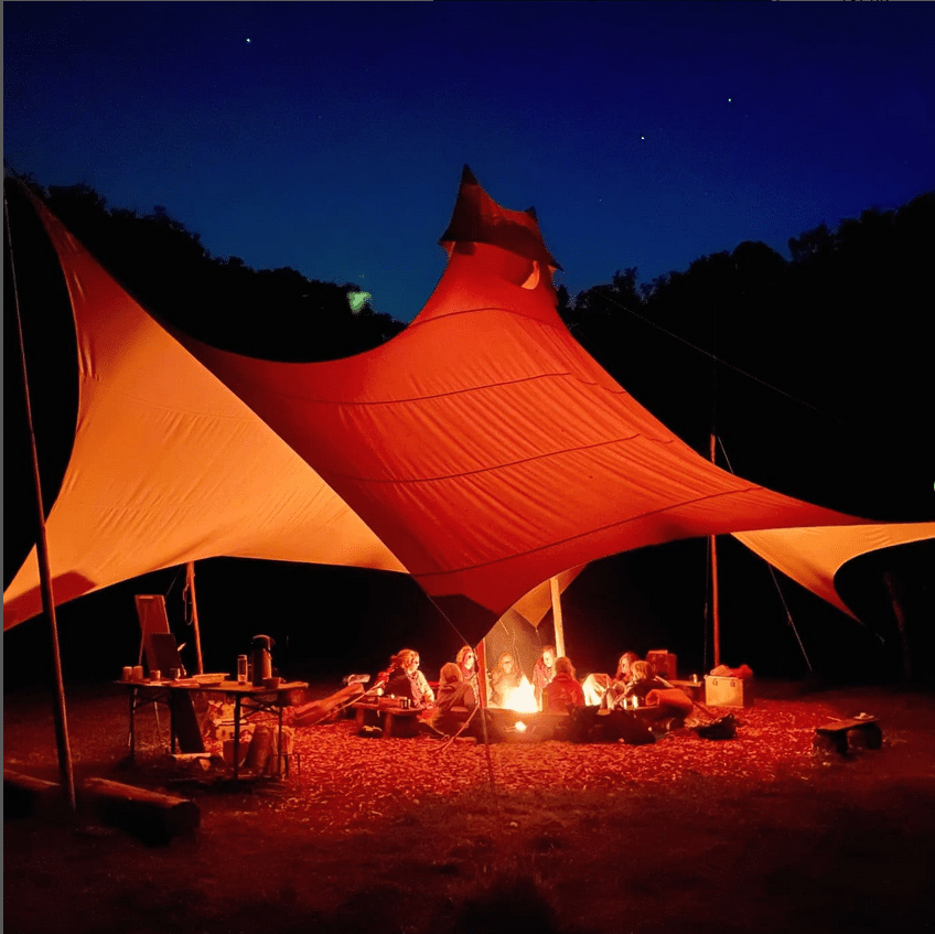Überdachtes Lagerfeuer im Freien bei Nacht