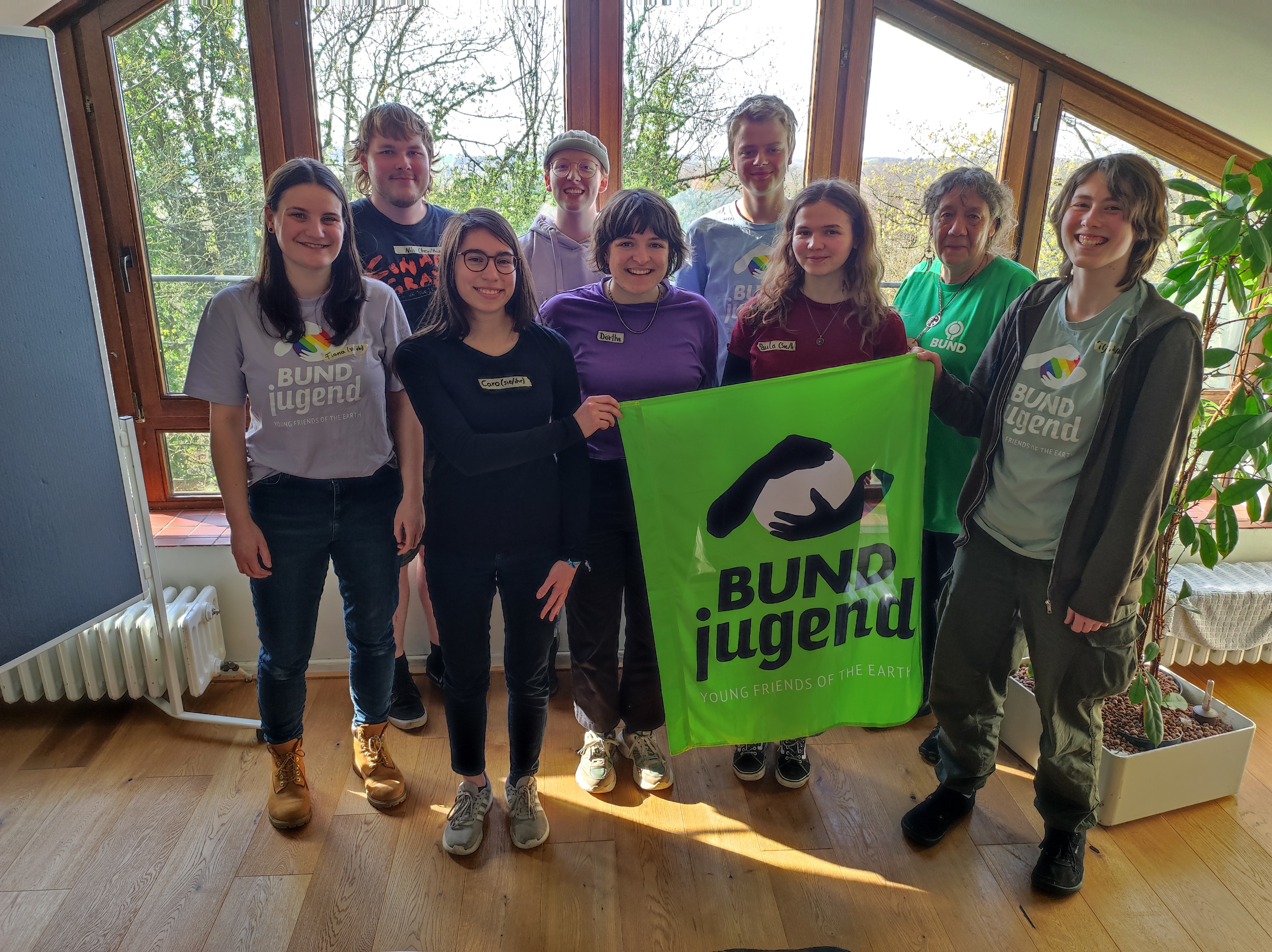 Gruppe von Menschen mit BuJu-Flagge