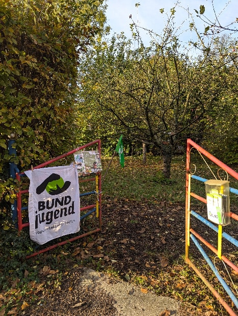Eingang zum Garten mit BUND Jugend Banner.