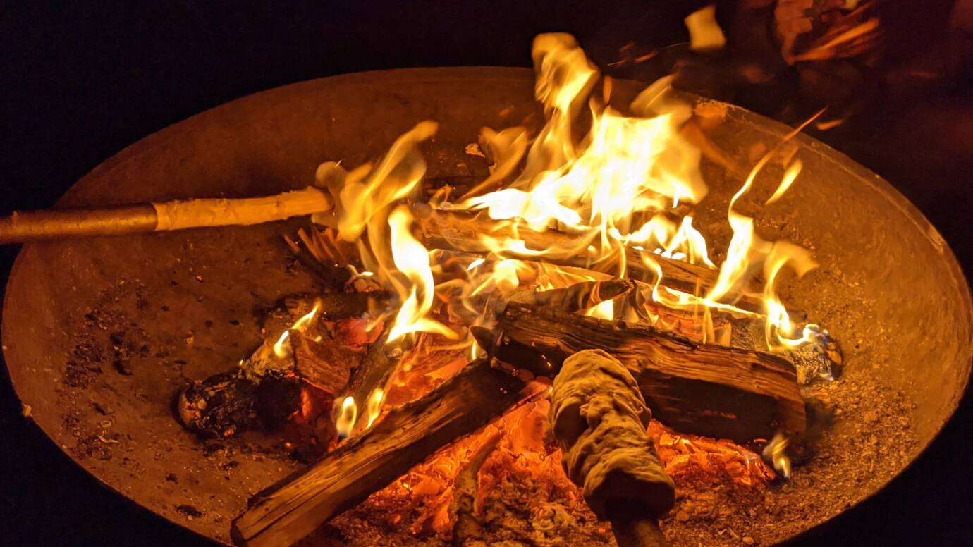 Lagerfeuer mit Brot am Stock
