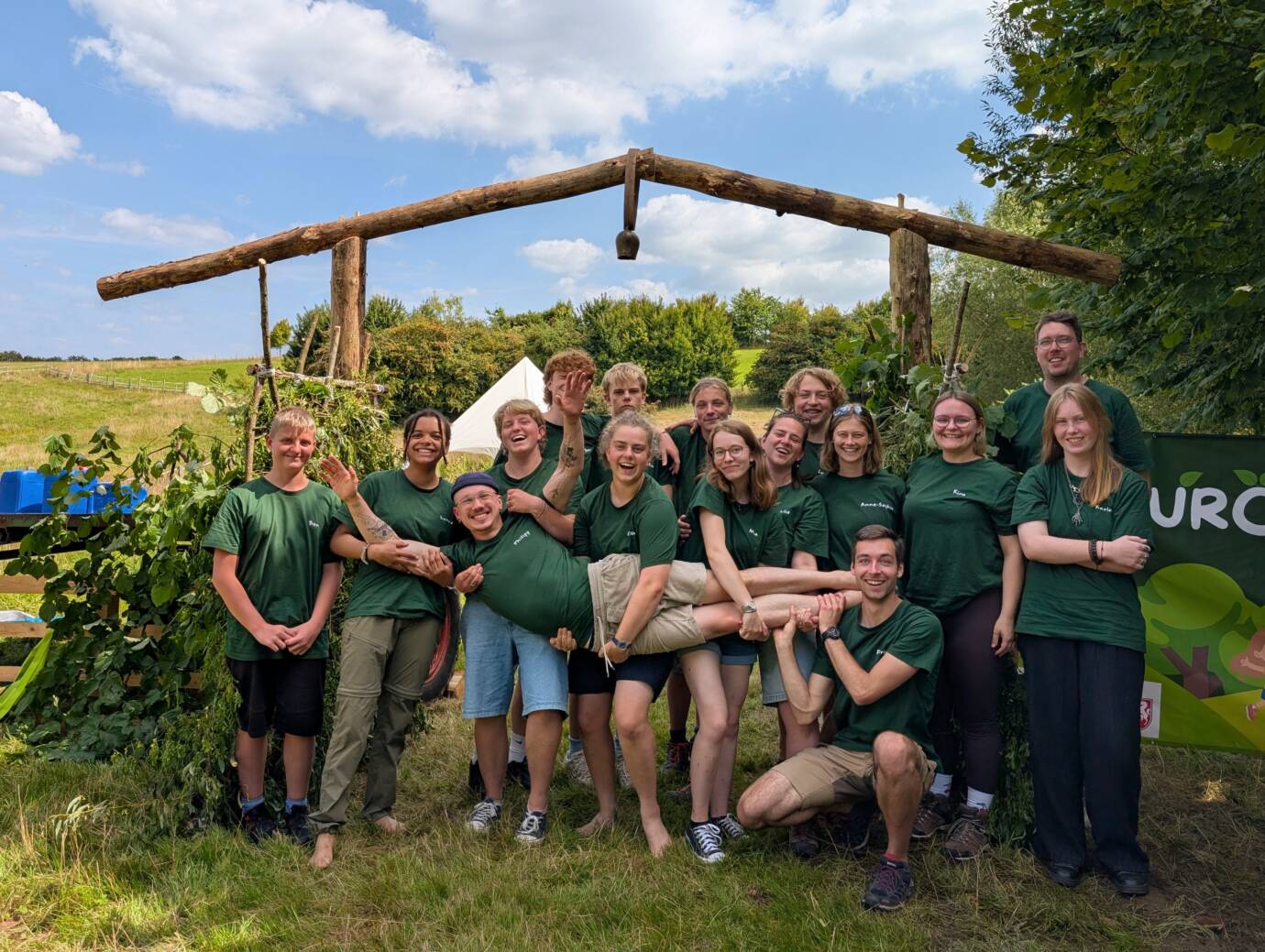 Gruppe von Menschen bei einem Outdoor-Event, lächelnd.